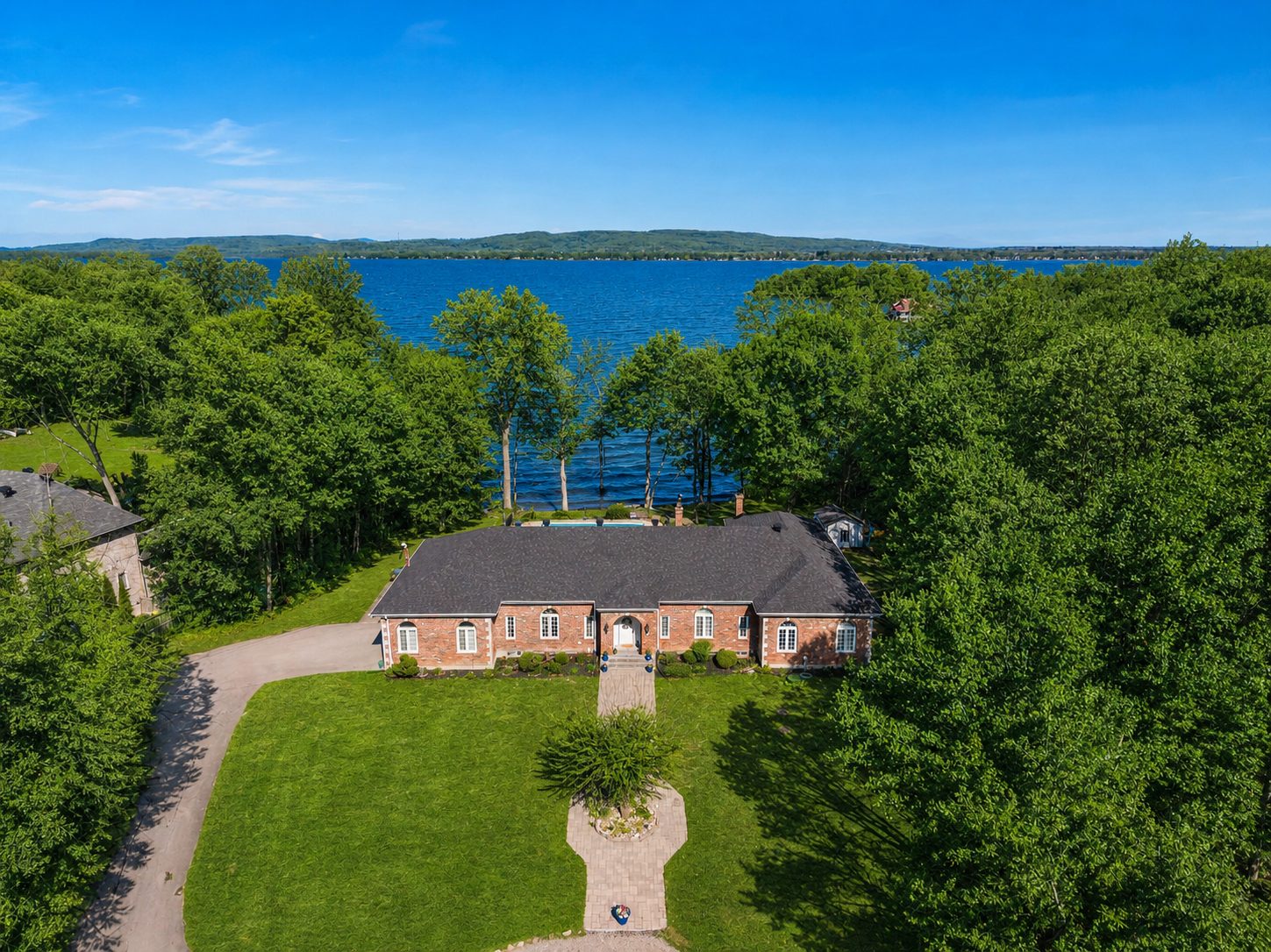 Vue aérienne estivale de la résidence bordée par le Lac des Deux Montagnes