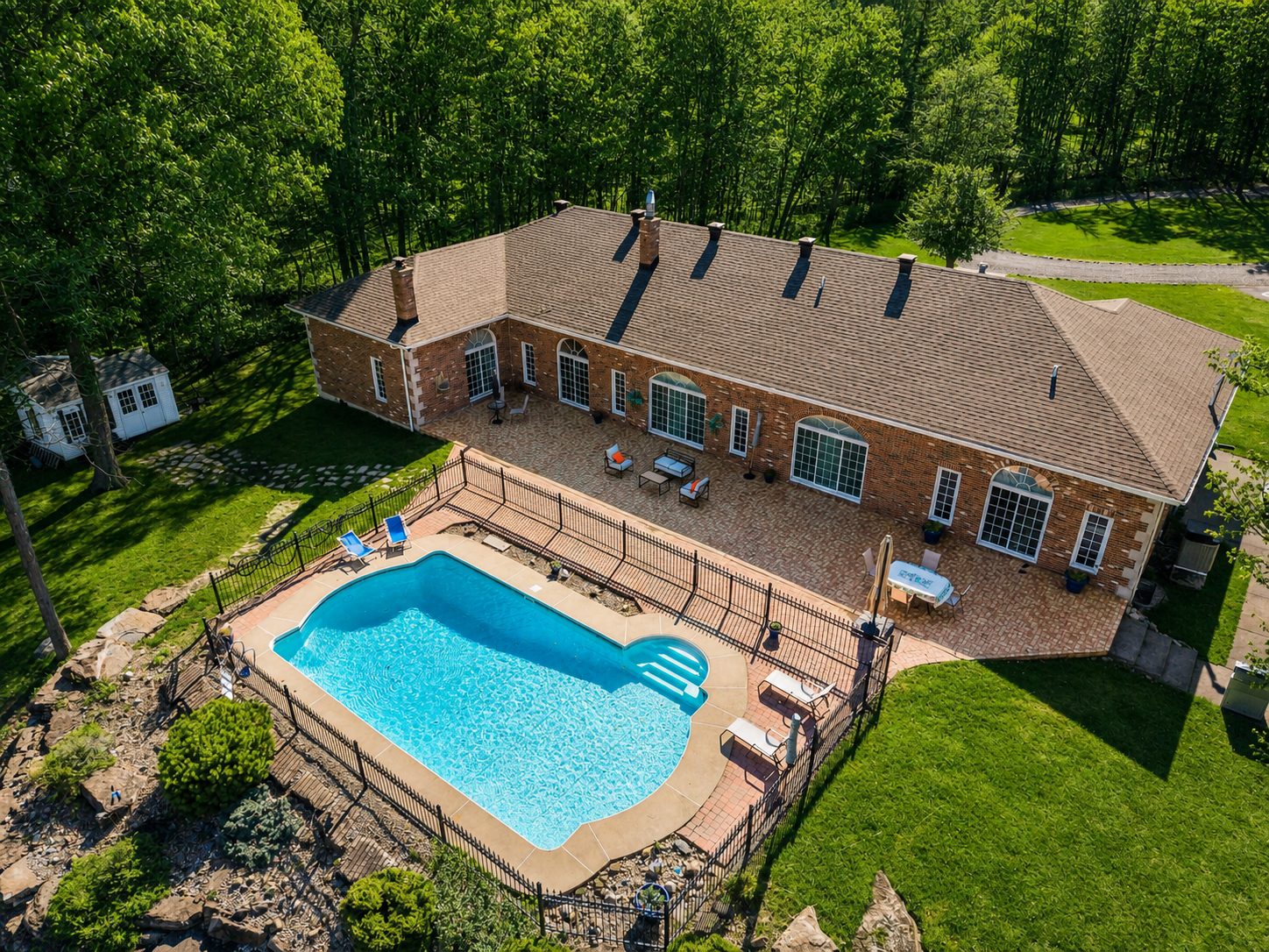 Vue aérienne de la piscine creusée face au lac