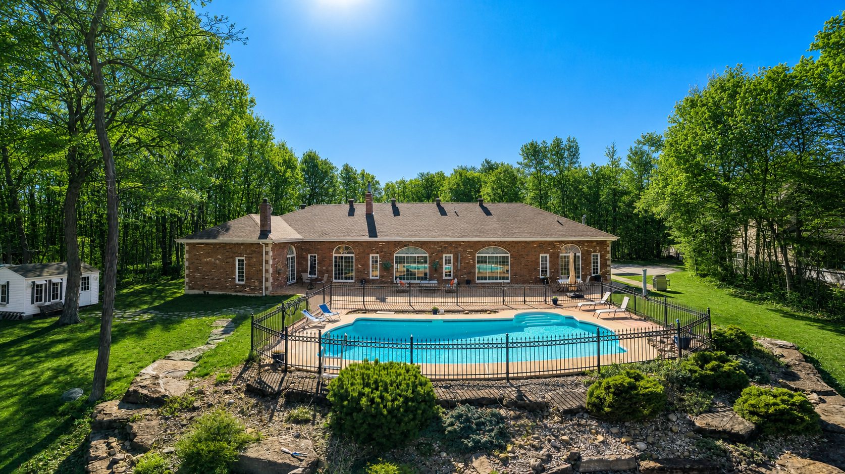 Piscine et terrasse au bord de l'eau