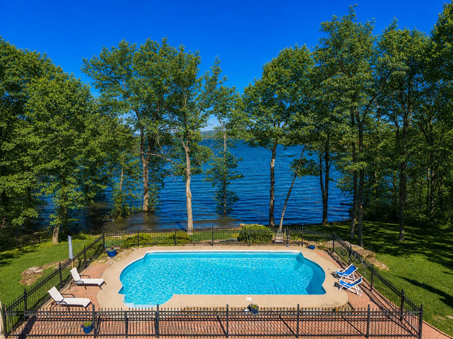 Vue aérienne de la propriété et du Lac des Deux Montagnes en été