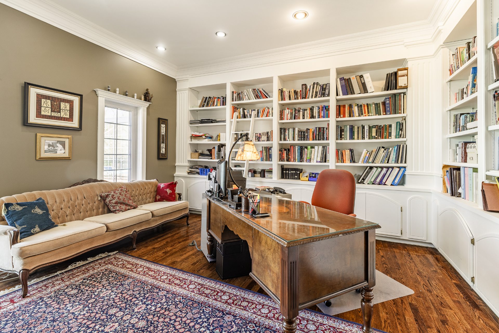 Bureau bibliothèque aux boiseries